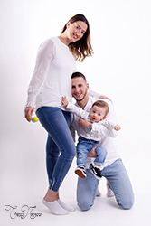 portrait de famille par le photographe à melun thierry navarro au studio créateur de souvenirs