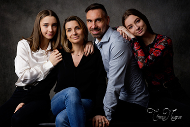 portrait de famille par le photographe à melun thierry navarro au studio créateur de souvenirs