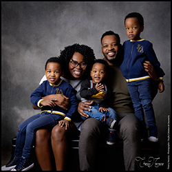 portrait de famille par le photographe à melun thierry navarro au studio créateur de souvenirs