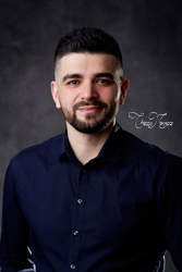 portrait d'un jeune homme professionnel par le photographe à melun thierry navarro au studio créateur de souvenirs