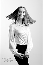 portrait individuel d'une jeune fille par le photographe à melun thierry navarro au studio créateur de souvenirs